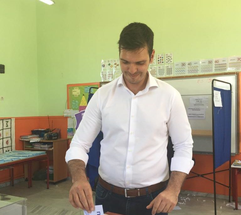 Ο Αλέξανδρος Μαρκογιαννάκης ψήφισε στο δημοτικό σχολείο του Νέου Χωριού στον Δ. Αποκορώνου