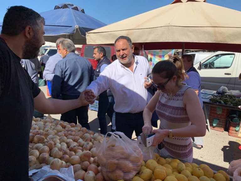 Στη λαϊκή αγορά του Σαββάτου ο Γιάννης Κουράκης