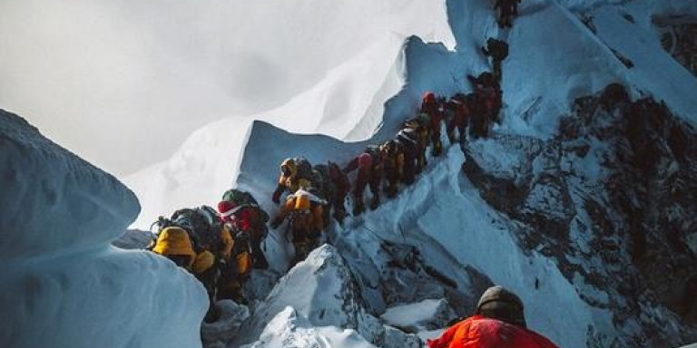 Ορειβάτες προσπερνούν ένα πτώμα για να κατακτήσουν την κορυφή του Εβερεστ (εικόνα)