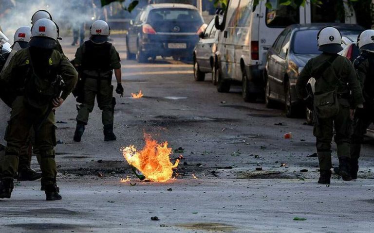 Επεισόδια από κουκουλοφόρους σε Αθήνα και Θεσσαλονίκη