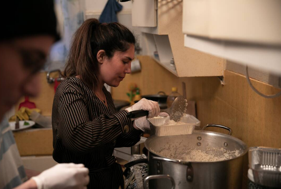 Από την Τεχεράνη στην Αθήνα: Η πρόσφυγας που μαγειρεύει για τους άστεγους