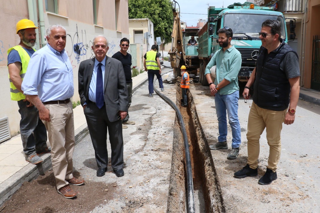 Στο έργο αντικατάστασης του υδρευτικού δικτύου στον Μασταμπά ο Δήμαρχος Ηρακλείου Βασίλης Λαμπρινός