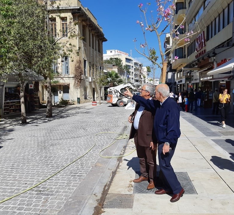 Στην φύτευση των δέντρων στην Δικαιοσύνης ο Βασίλης Λαμπρινός