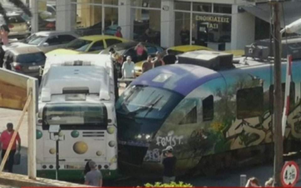 Λεωφορείο συγκρούστηκε με συρμό του προαστιακού στη Λιοσίων (βίντεο)