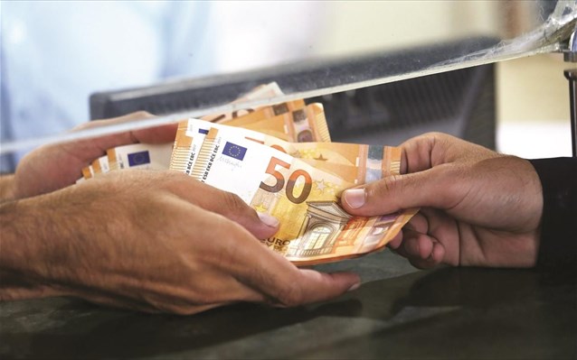 Μειώνεται στα 300 ευρώ το όριο των συναλλαγών με μετρητά