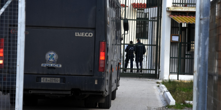 Απόδραση τεσσάρων κρατουμένων από τη Διεύθυνση Μεταγωγών – Πήραν όπλα από τους αστυνομικούς!