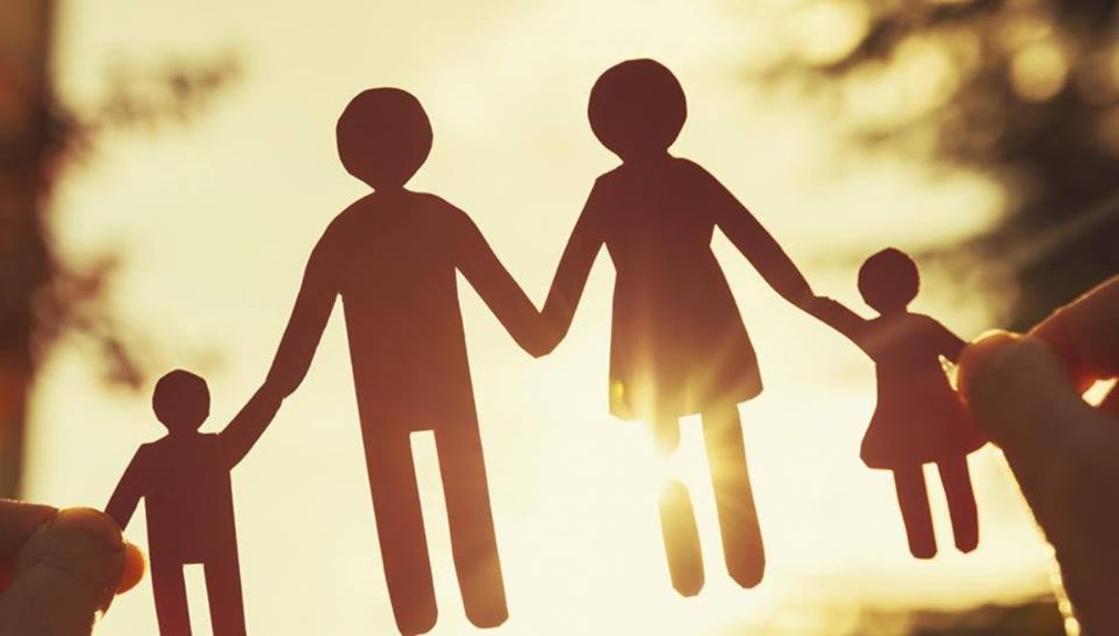 «Η βία διδάσκεται από τους γονείς στα παιδιά»: Ημερίδα με την οικογενειακή σύμβουλο-συγγραφέα Τένια Μακρή, Εργαστήριο για γονείς από το ΚΕΣΑΝ