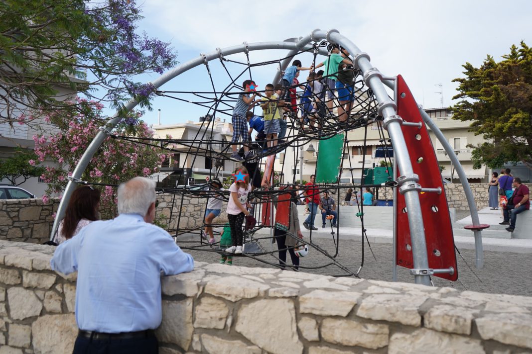 Δέκα παιδικές χαρές του Δήμου Ηρακλείου εξοπλίζονται και αναβαθμίζονται –  Ο Δήμαρχος Ηρακλείου Β. Λαμπρινός  υπέγραψε τη σύμβαση