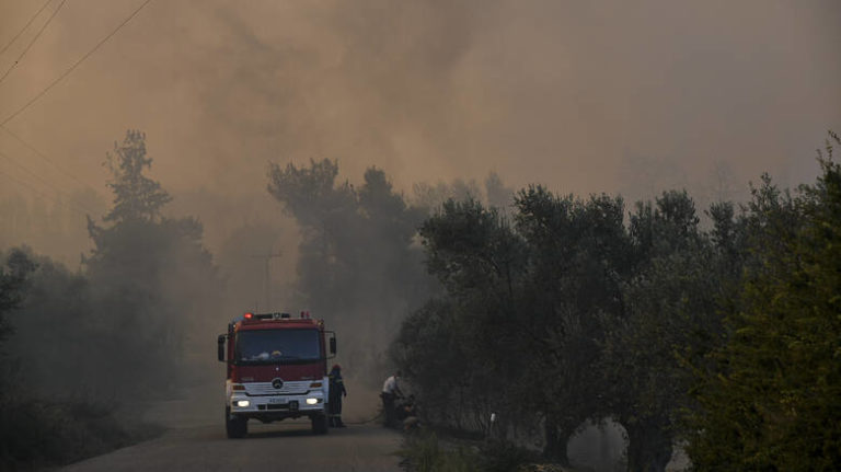 Φωτιά στην Αμφίκλεια: Εκκενώθηκαν δύο κατασκηνώσεις με εκατοντάδες παιδιά