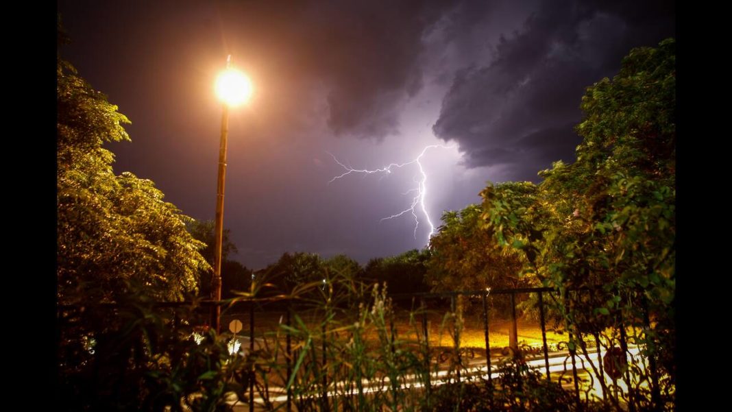 Πάνω από τους 39 βαθμούς η θερμοκρασία και 4.500 κεραυνοί στη χώρα χθες