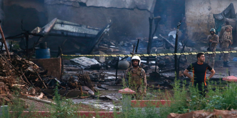 Πακιστάν: Στρατιωτικό αεροσκάφος συνετρίβη σε κατοικίες – 17 άτομα σκοτώθηκαν
