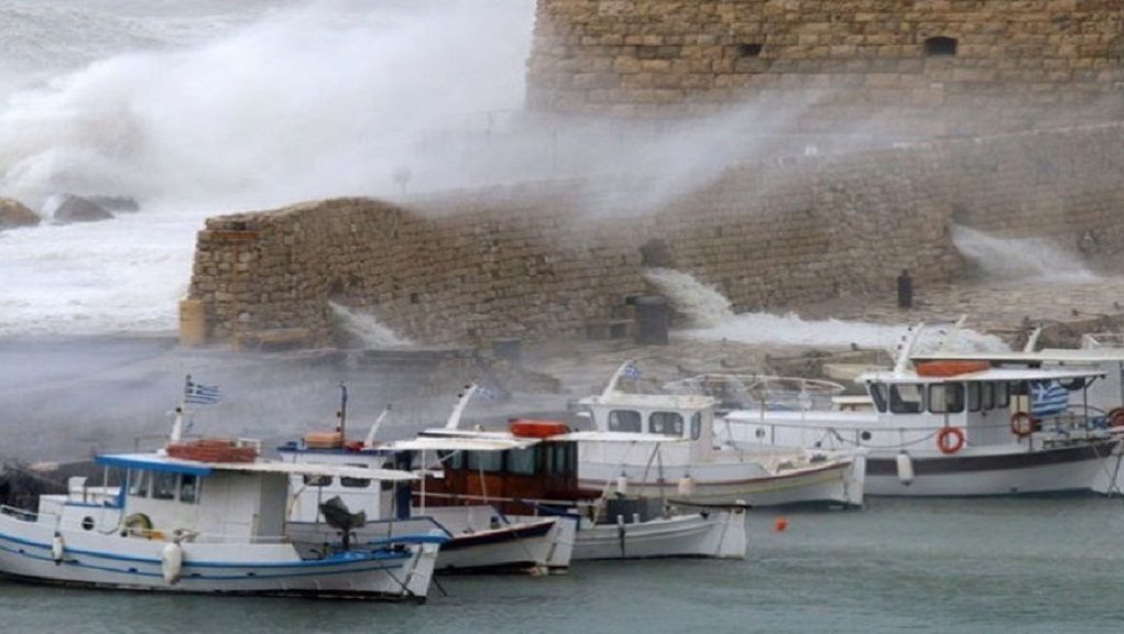 Θυελλώδεις νοτιάδες στην Κρήτη – Σε επιφυλακή το λιμεναρχείο Ηρακλείου