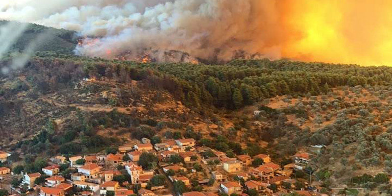 Απίστευτες φωτογραφίες της φωτιάς στην Εύβοια μέσα από το πιλοτήριο των Chinook του Στρατού