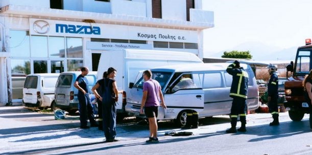 Κρήτη: Στις φλόγες εν κινήσει όχημα (εικόνες)