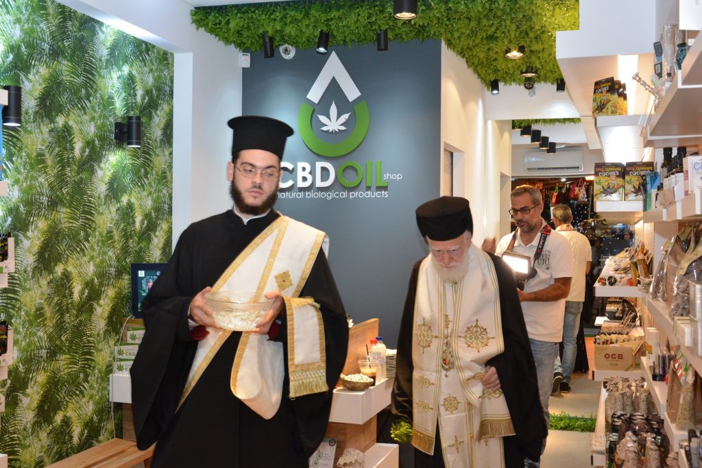 Ο Αρχιεπίσκοπος Κρήτης εγκαινίασε το πρώτο μαγαζί με κάνναβη και έγινε…viral