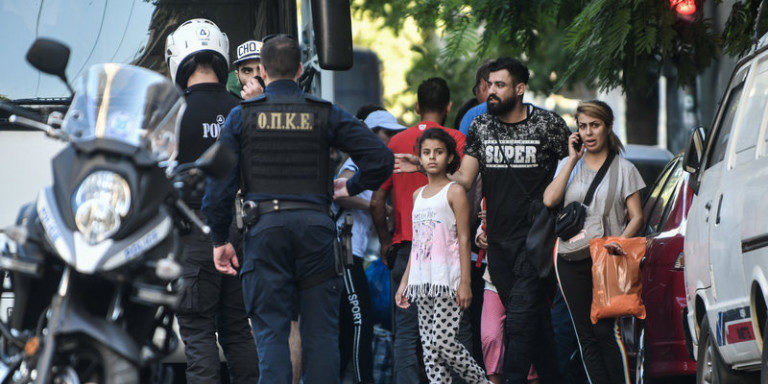Eκκένωσαν και σφράγισαν 2 καταλήψεις στην Αχαρνών -Σε οργανωμένες δομές μεταφέρονται 230 μετανάστες