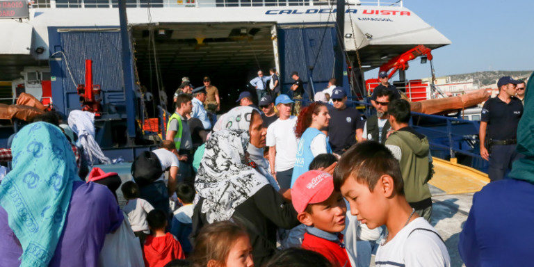 Οι πρώτοι πρόσφυγες από τη Λέσβο στη Β.Ελλάδα -Και δεύτερο πλοίο στο νησί, συνεχίζεται η αποσυμφόρηση