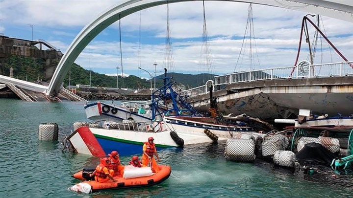 Σοκαριστικό βίντεο από την κατάρρευση γέφυρας στην Ταϊβάν: Καταπλάκωσε αλιευτικά σκάφη – Φόβοι για παγιδευμένους