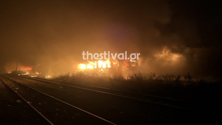 Καθυστερήσεις σε δρομολόγια του ΟΣΕ έπειτα από φωτιά σε εγκαταλελειμμένα βαγόνια που διέμεναν μετανάστες