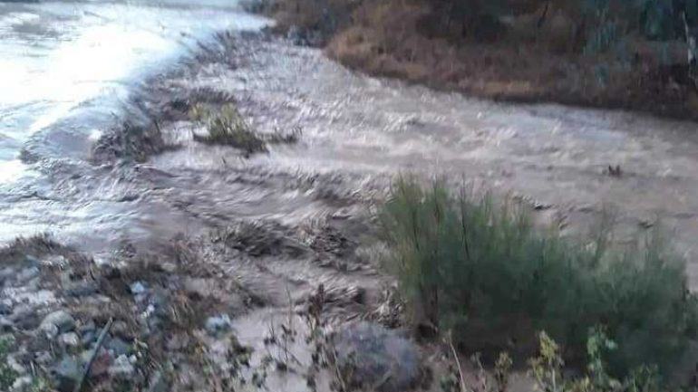 Βρέχει στη Μεσαρά – Μεγάλοι όγκοι νερού στο Γεροπόταμο (εικόνες)