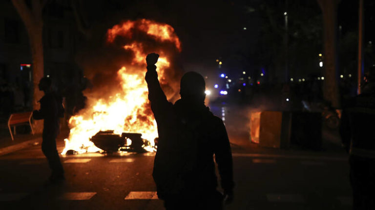 Σε αναβρασμό ο πλανήτης: Στους δρόμους οι πολίτες από τη Χιλή έως το Χονγκ Κονγκ