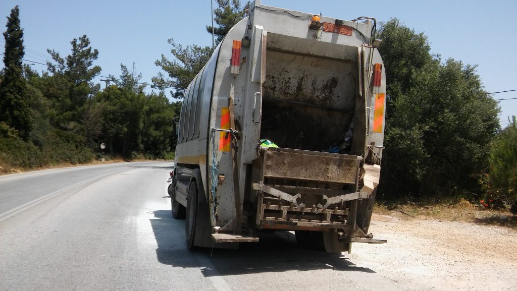 Στις φλόγες απορριμματοφόρο