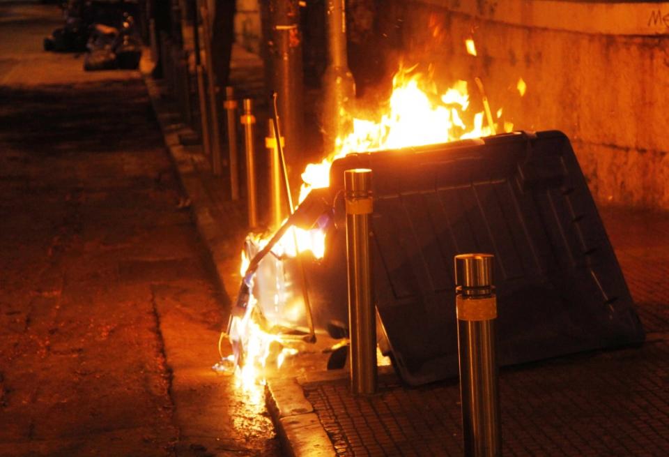 Ηράκλειο: Τυλίχθηκε στις φλόγες κάδος απορριμμάτων