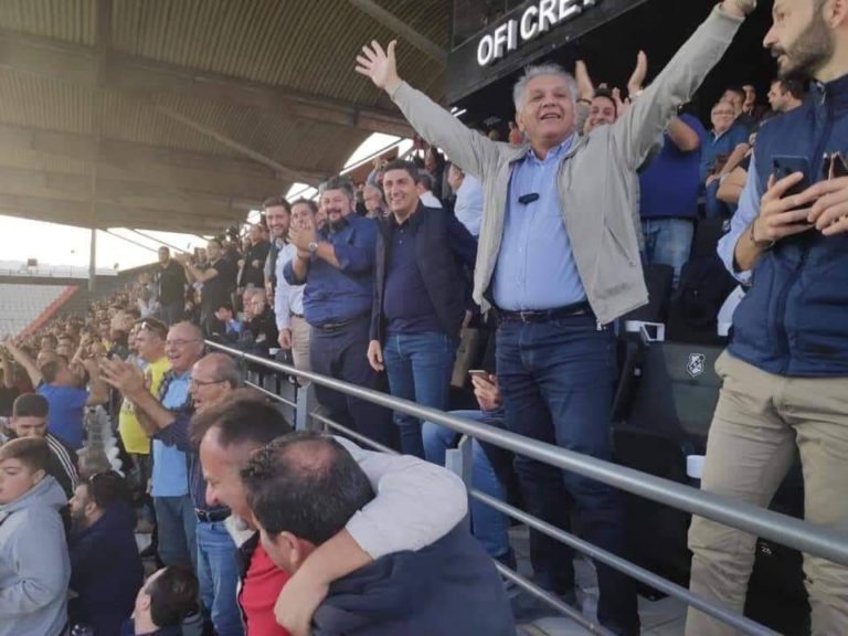 Ο έξαλλος πανηγυρισμός Καρκανάκη και το χαμόγελο του υφυπουργού