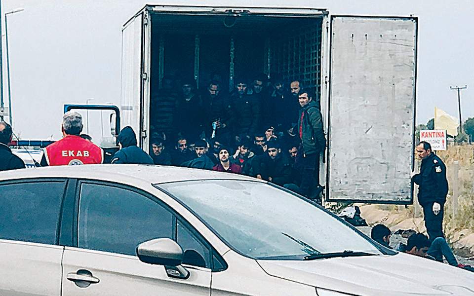 Από 2.500 ευρώ η «ταρίφα» για τους μετανάστες που βρέθηκαν στο φορτηγό ψυγείο
