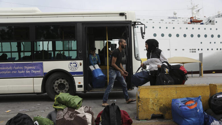 Στο λιμάνι του Πειραιά δύο πλοία με συνολικά 284 πρόσφυγες και μετανάστες