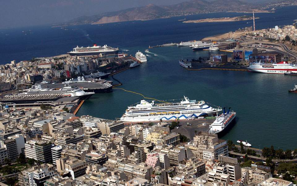 Αυτοκίνητο έπεσε στο λιμάνι του Πειραιά – Σώος ο 61χρονος οδηγός