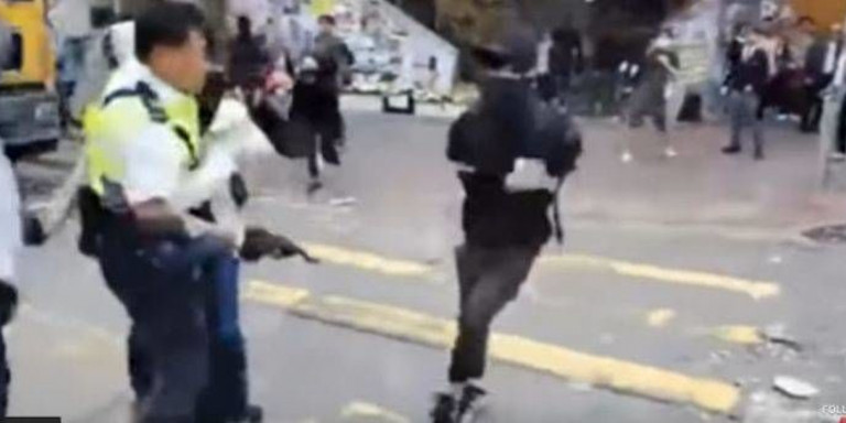 Σοκαριστικό βίντεο: Αστυνομικός πυροβολεί εξ επαφής διαδηλωτή στο Χονγκ Κονγκ (σκληρές εικόνες)