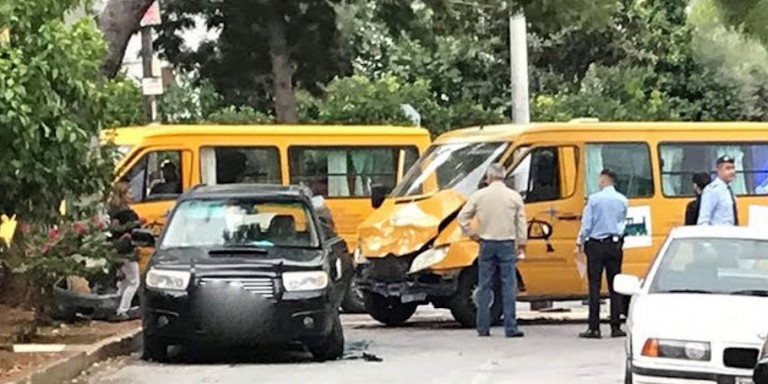 Τροχαίο με σχολικό λεωφορείο στη Βούλα -Πέντε παιδιά τραυματίστηκαν