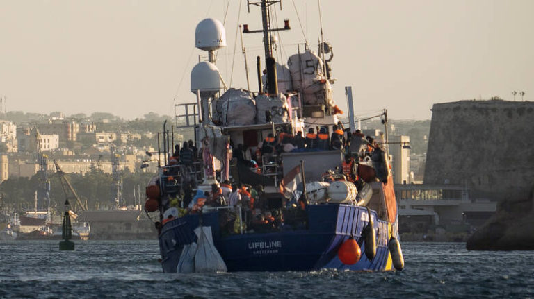 Στη Σικελία πάνω από 120 μετανάστες που διέσωσαν πλοία ΜΚΟ