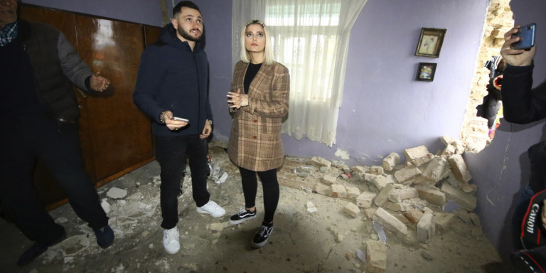 Σεισμός στην Αλβανία: Φοβούνται να επιστρέψουν στα σπίτια τους -Ανοιχτοί οι τοίχοι, πεσμένα τούβλα και σοβάδες