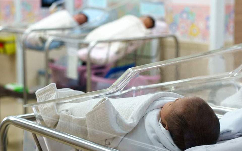 Αναρτήθηκε το νομοσχέδιο για το επίδομα γέννησης – Τα εισοδηματικά κριτήρια