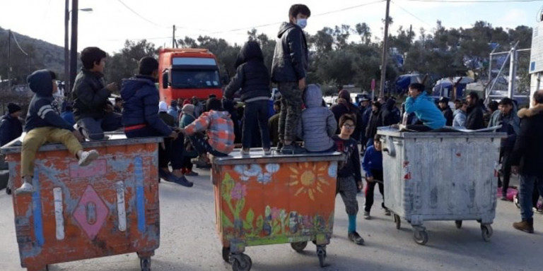 Μυτιλήνη: Περίπου 200 μετανάστες έκλεισαν τον δρόμο που οδηγεί στη Μόρια -Ζητούν καλύτερες συνθήκες