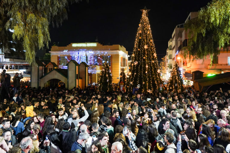 Ηράκλειο: Χιλιάδες κόσμου στη φωταγώγηση του δέντρου στο Χριστουγεννιάτικο Κάστρο