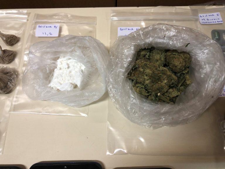 Κρήτη: Πουλούσαν ναρκωτικά μέσα σε …τροχόσπιτο – Έξι συλλήψεις
