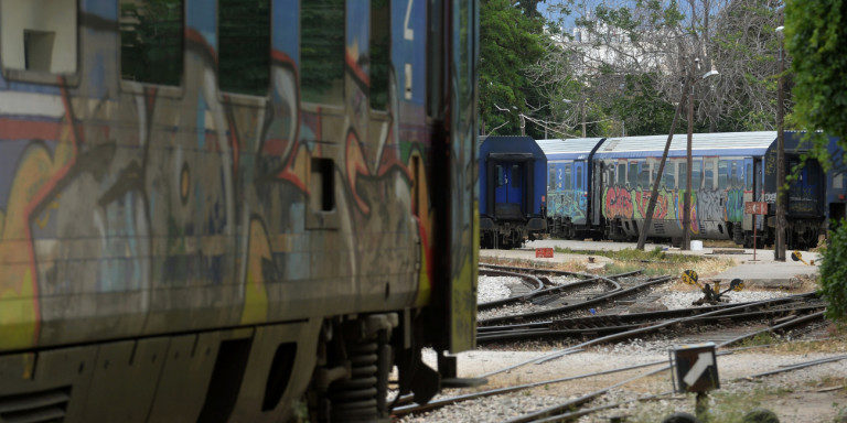 Εξέδιδε την 17χρονη εξαδέλφη της σε εγκαταλελειμμένο βαγόνι του ΟΣΕ