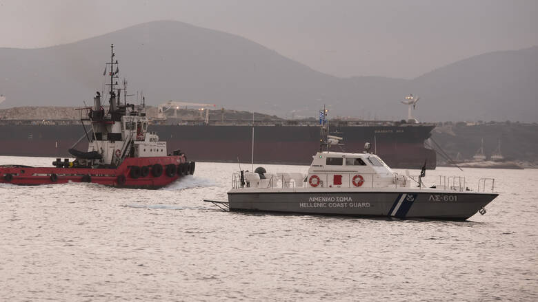 Παραμένει ακυβέρνητο εν μέσω θαλασσοταραχής το Aeolos στο Μυρτώο πέλαγος