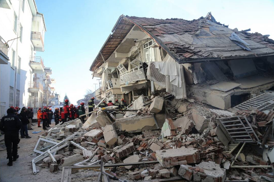Ισχυρός σεισμός στην Τουρκία: Αυξήθηκαν οι νεκροί και οι τραυματίες – Αγωνία για τους εγκλωβισμένους
