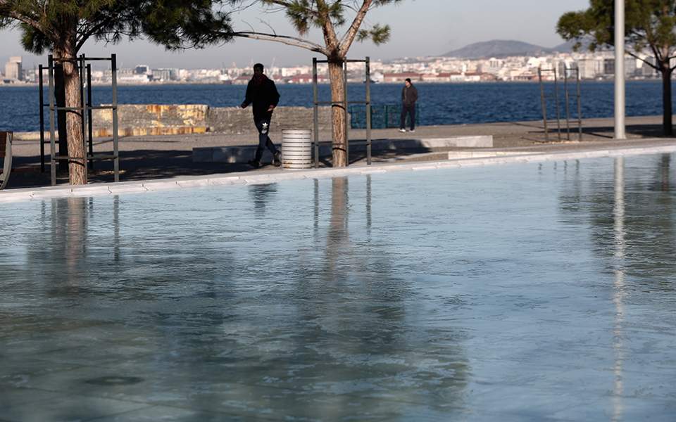 Πάγωσε το σιντριβάνι στην παραλία της Θεσσαλονίκης (εικόνες)