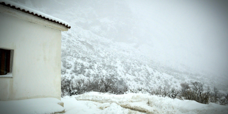 Εύβοια: Αποκλεισμένοι σε 2,5 μέτρα χιόνι, χωρίς ρεύμα, 28 κάτοικοι στο χωριό Σέττα -Συνεχίζει να χιονίζει