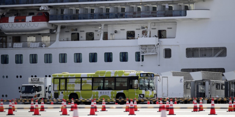 Κωρονοϊός: Εκατοντάδες επιβάτες εγκατέλειψαν το κρουαζιερόπλοιο του τρόμου -Παρασκευή ολοκληρώνεται η αποβίβαση