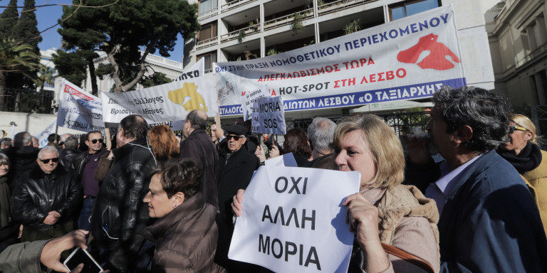 Μεταναστευτικό: Εξω από το υπουργείο Εσωτερικών οι νησιώτες -Διαμαρτυρία για την επίταξη