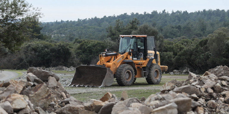 Μπουλντόζες συνεχίζουν να γκρεμίζουν αυθαίρετα