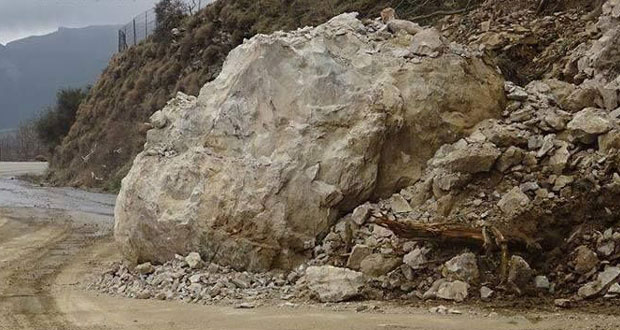 Κρήτη: Βράχοι αποκολλήθηκαν και παρέσυραν στύλους της ΔΕΗ