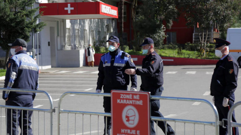 Η Αλβανία κλείνει τα σύνορα με την Ελλάδα