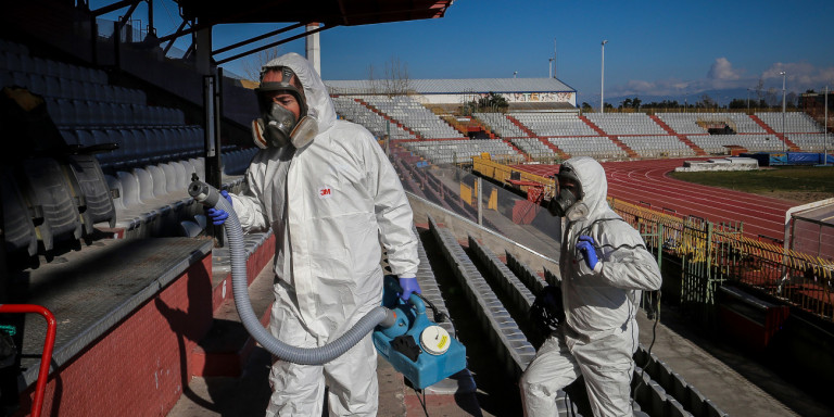 Κορωνοϊός: 73 κρούσματα, αυξάνονται τα μέτρα – Κλείνουν σχολεία κατά περίσταση, ΚΑΠΗ, αδειάζουν τα γήπεδα